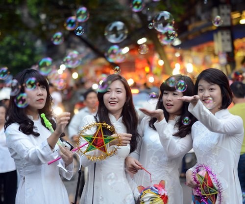 La fête de la mi-automne bat son plein à Hanoi - ảnh 1